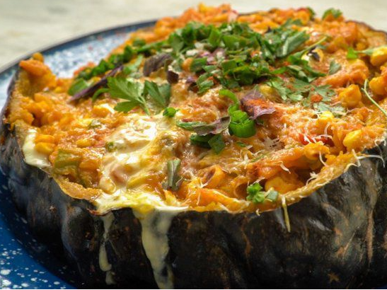 Zapallo Ingles relleno con garbanzos y cubos de vegetales