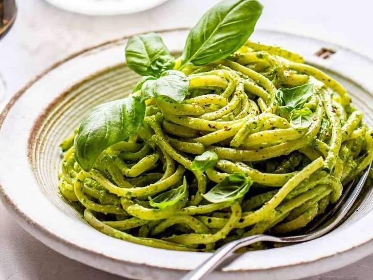 Spaghettis al Pesto de Albahaca y Nuez de Mallorca Catering
