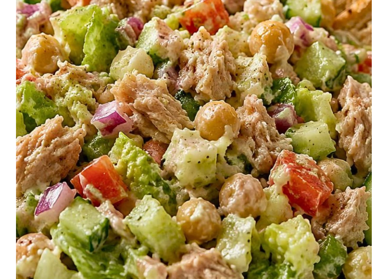 Ensaladas de Arroz , Pepino, rabanitos, zanahoria y cubos de Pollo
