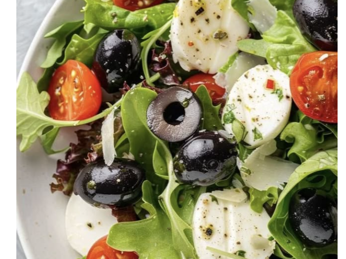 Ensalada Capresse con Alcauciles aceitunas negras