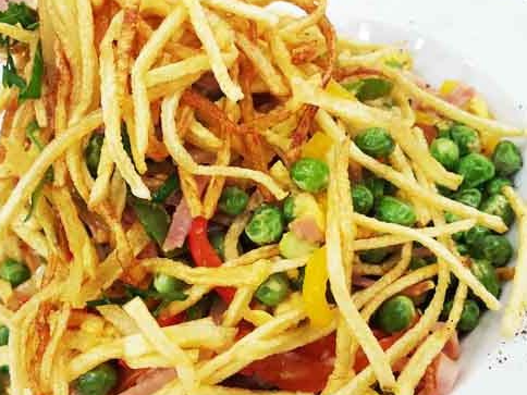 Salchipapa con Revuelto Gramajo