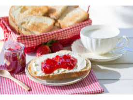 Tostadas con mermelada y queso crema