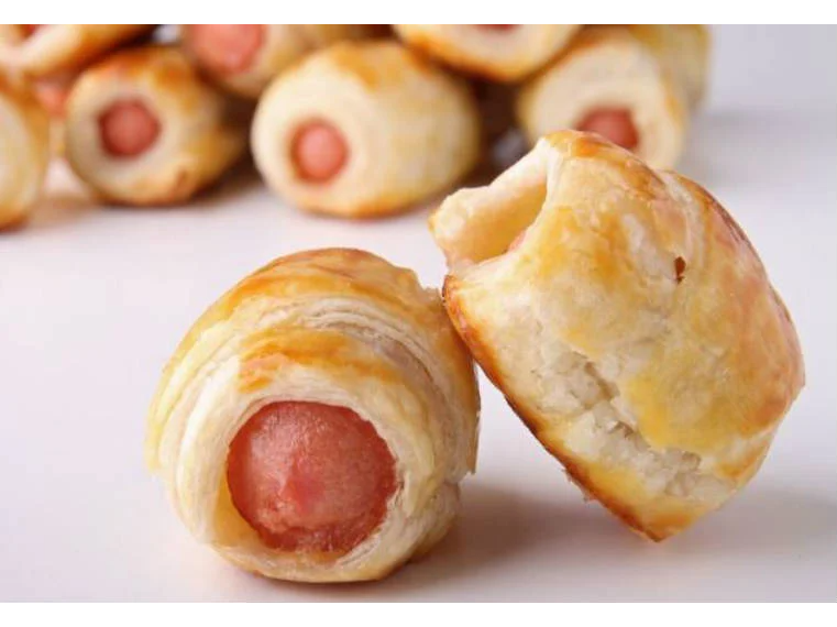 SALCHICHAS ENVUELTAS Y PAPAS