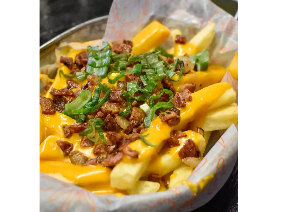 PAPAS CON CHEDDAR BACON Y VERDEO