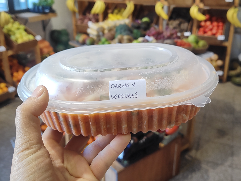 Porción de canelones de pollo y verdura