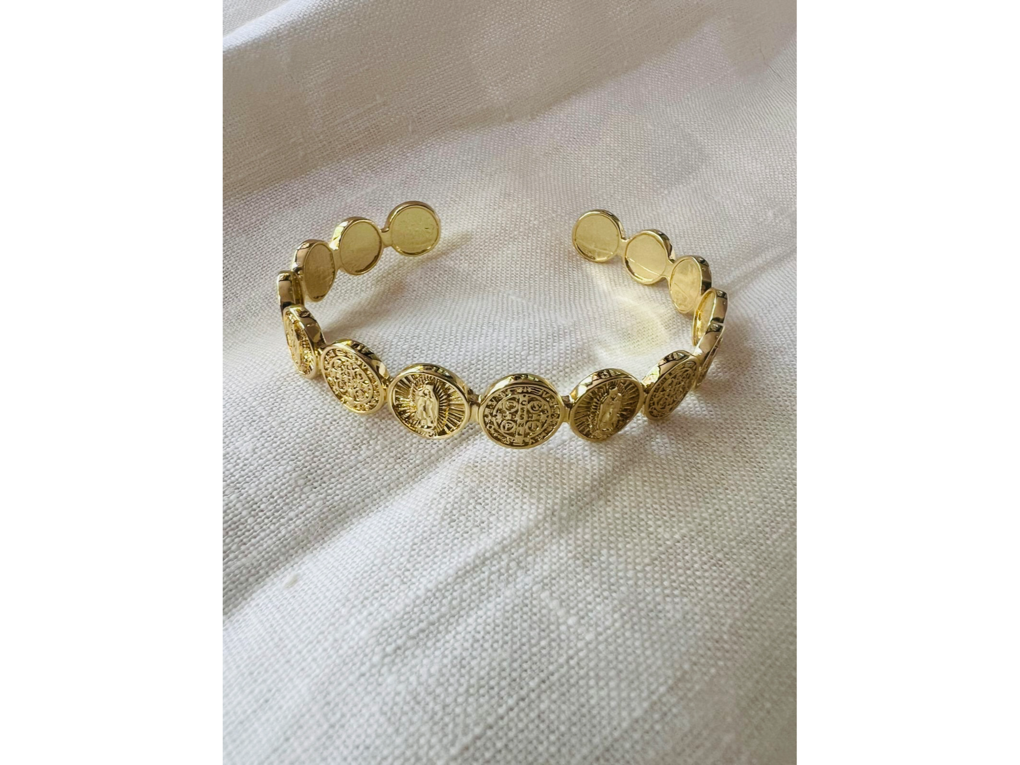 Pulsera dorada virgen de Guadalupe/ san Benito