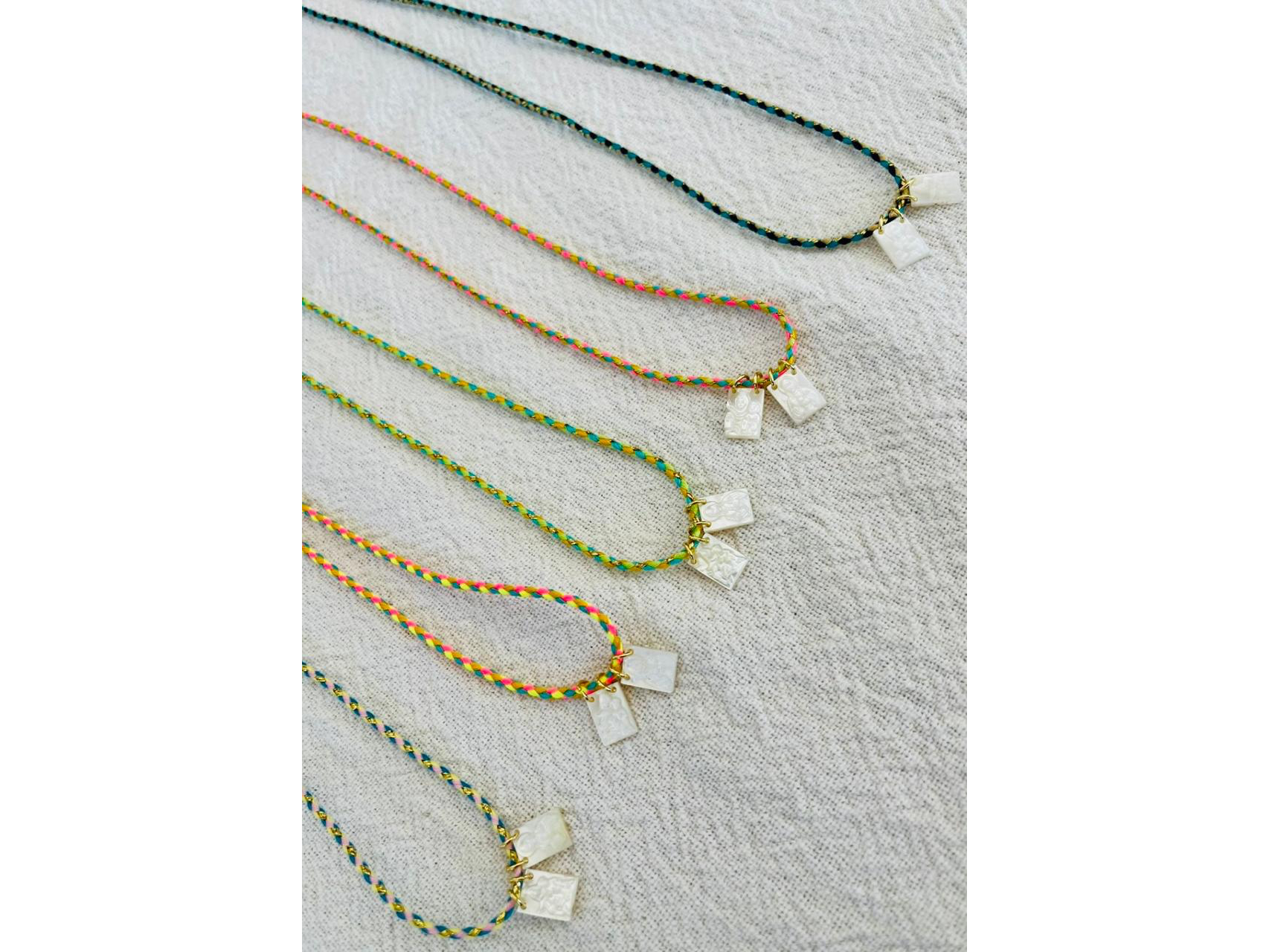 Escapulario de nácar con cordón de colores