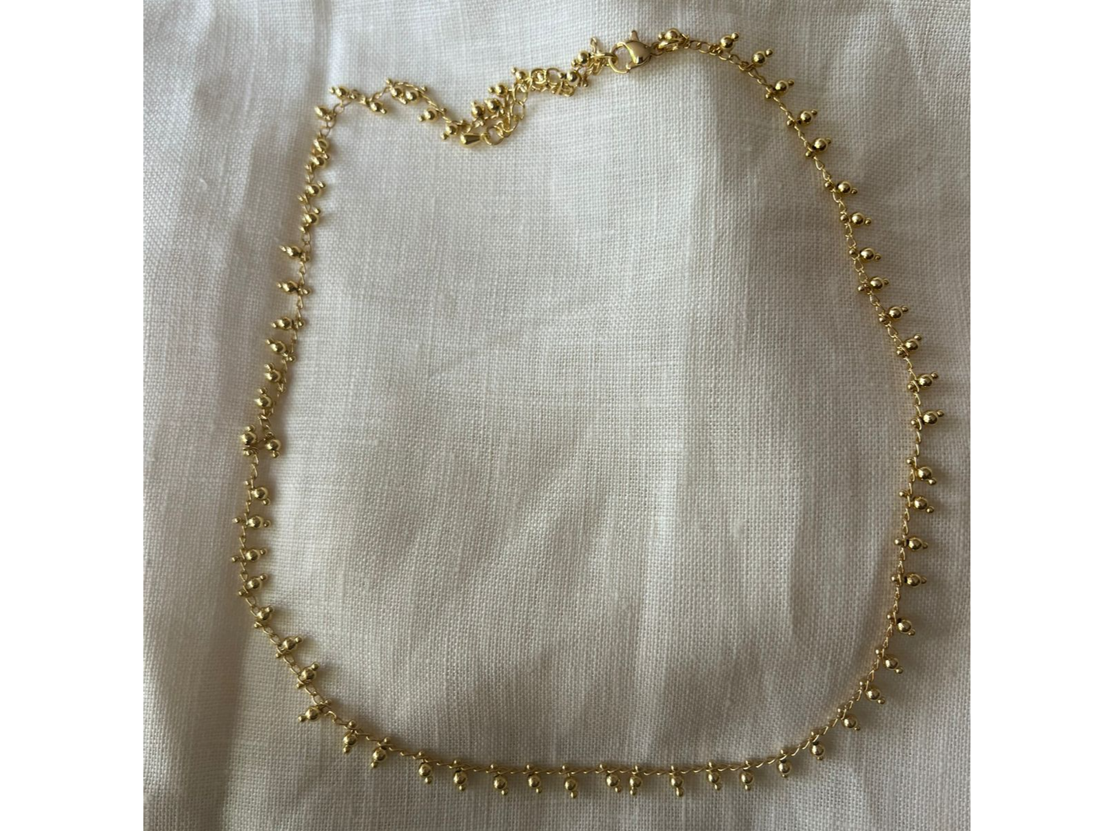 Collar dorado con dijes dorados