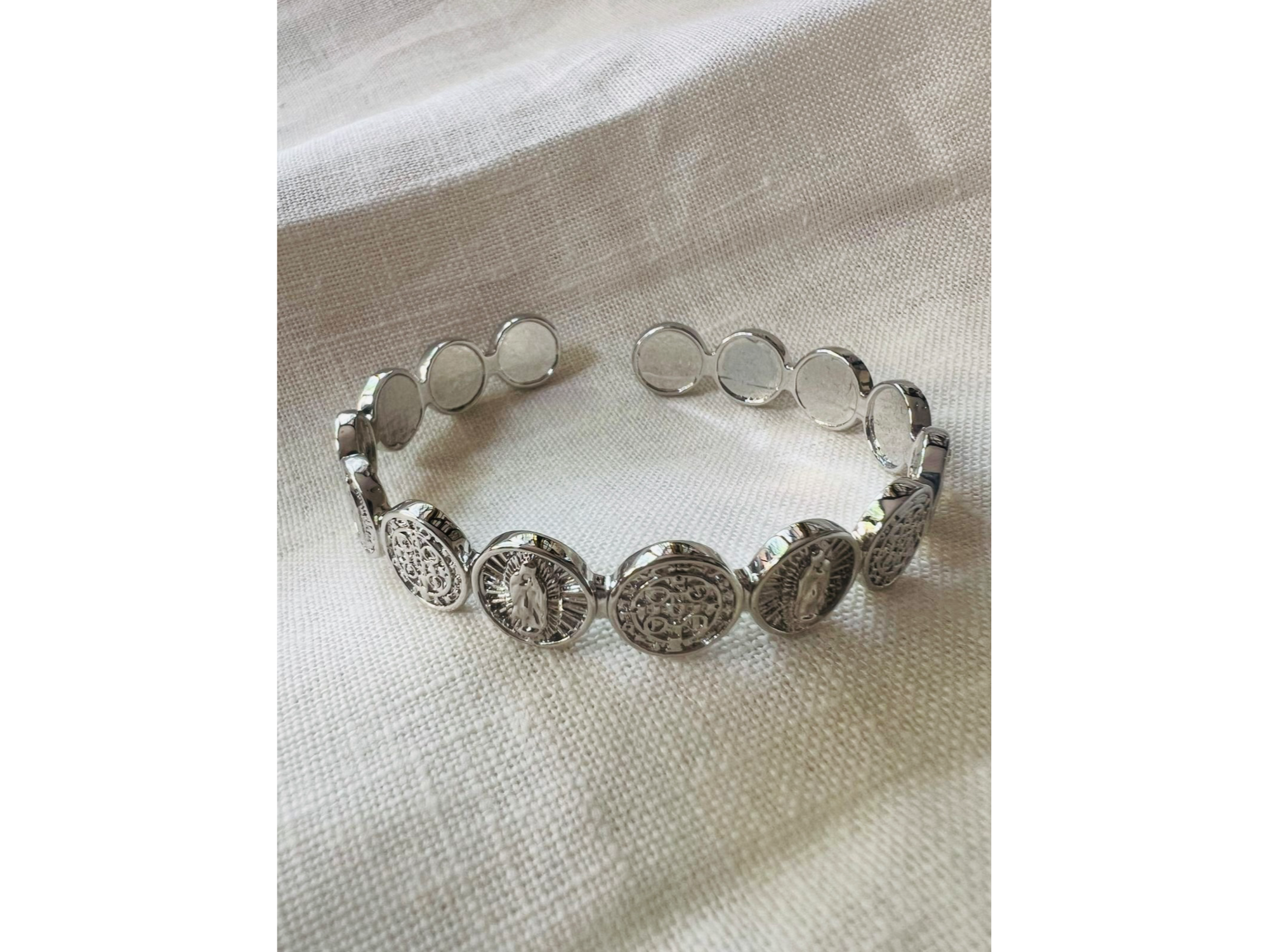 Pulsera plateada virgen de Guadalupe / san Benito
