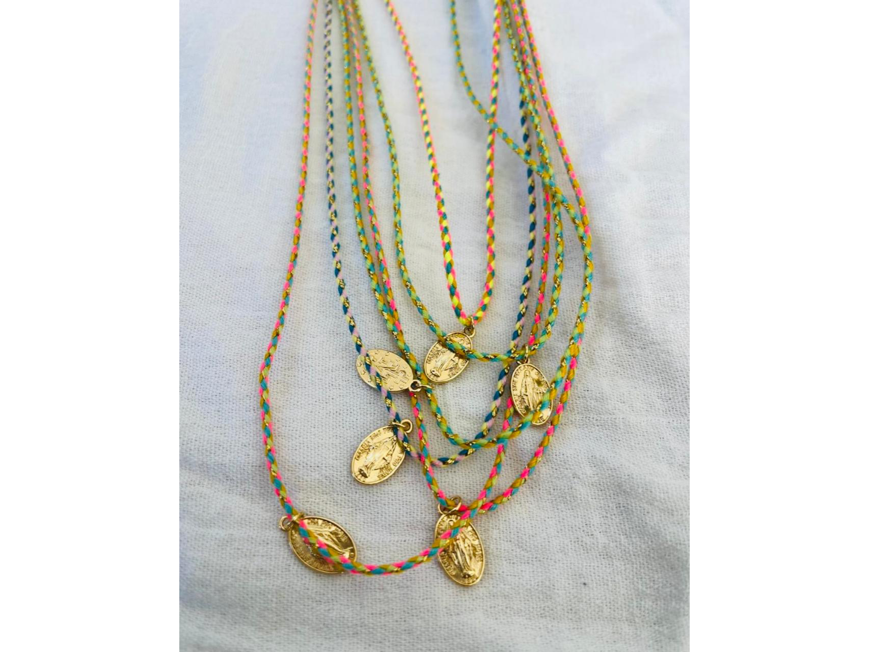 Medalla milagrosa con cordón de colores