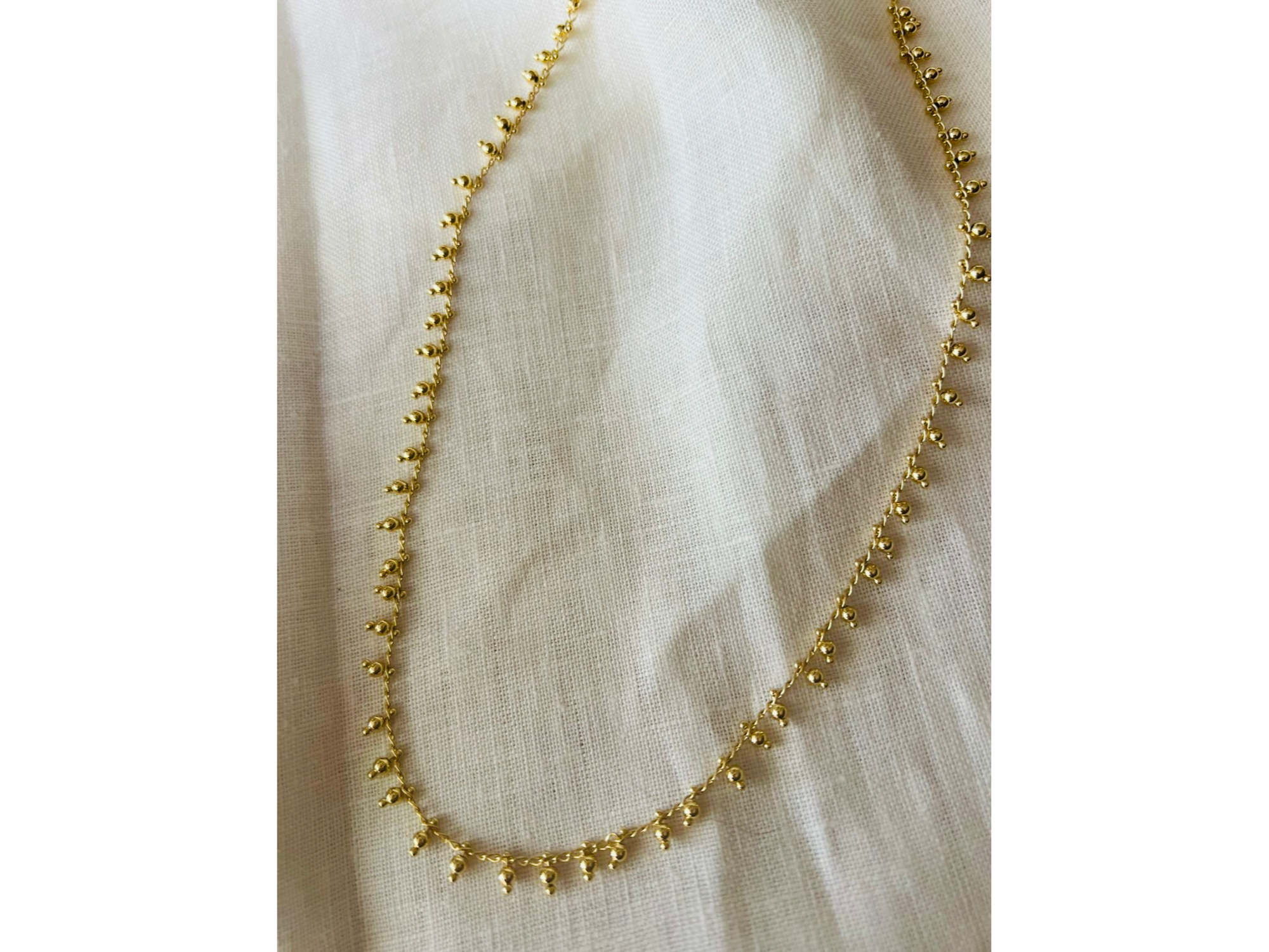 Collar dorado con dijes dorados