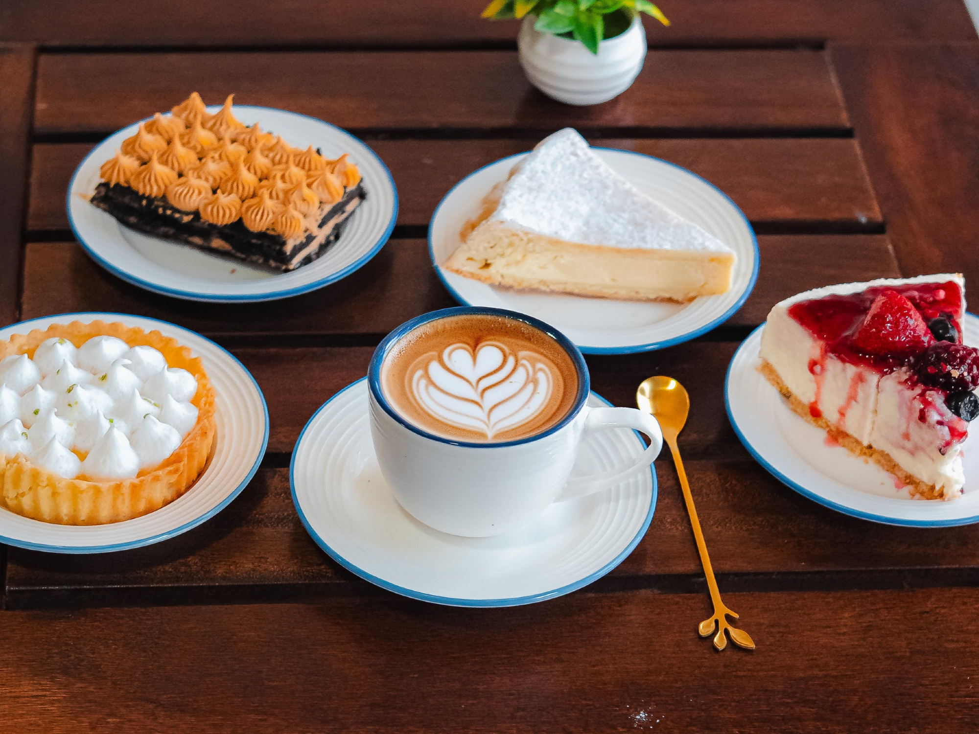EL POSTRE DEL DÍA + CAFÉ CON LECHE