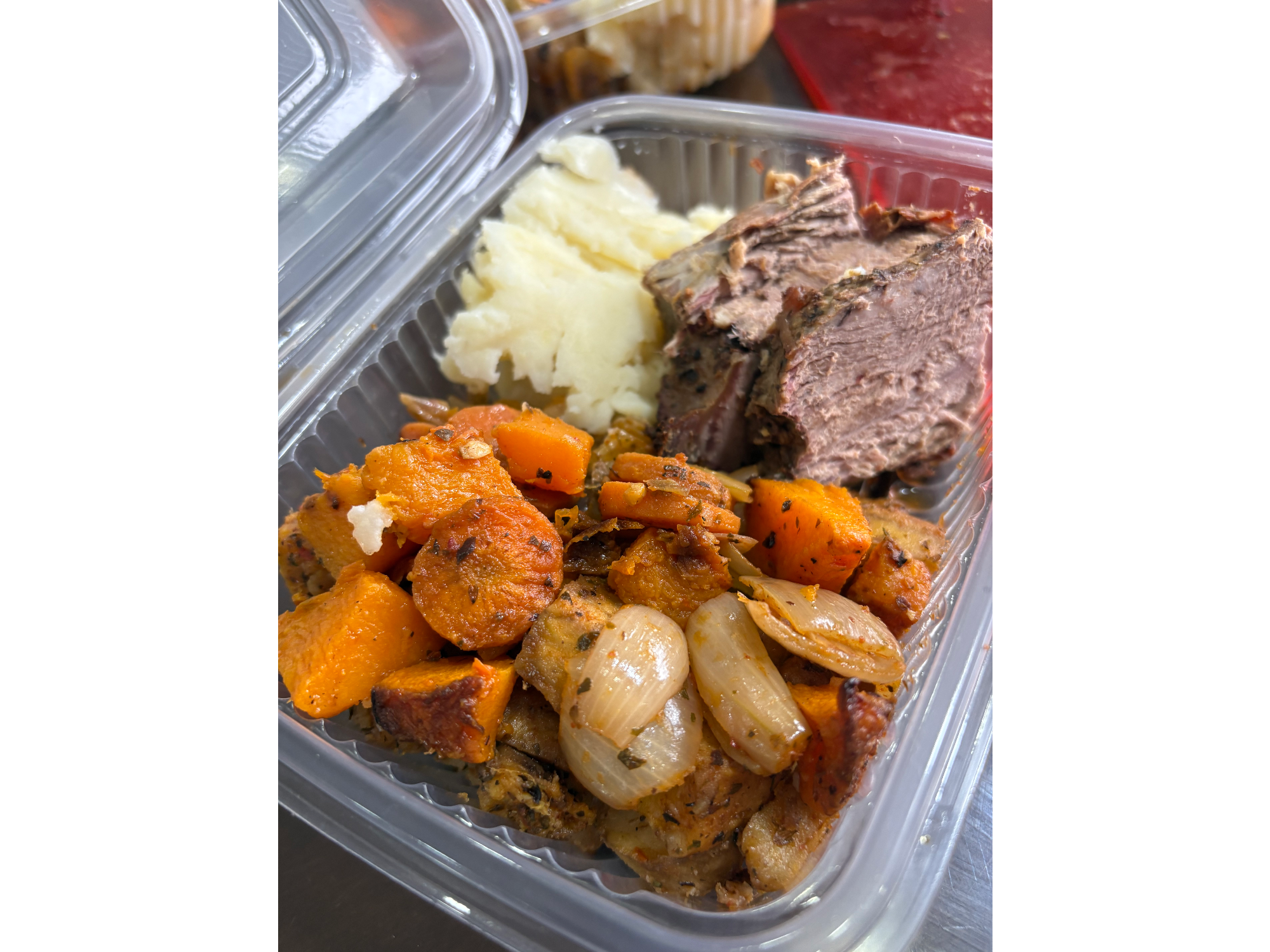 Carne al horno con verduras salteadas y puré de papas