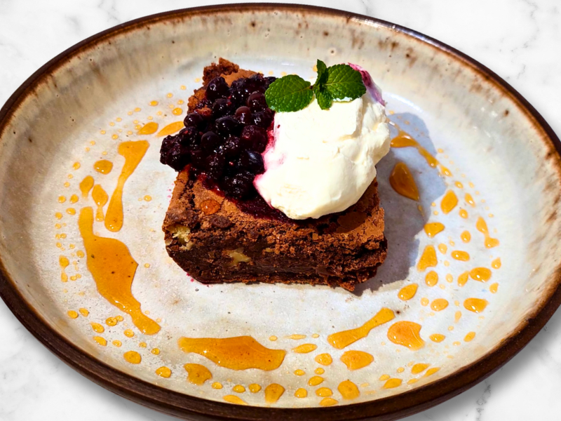 Brownie con crema y frutos rojos