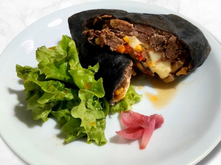 Wraps Black de ternera braseada con vegetales, champignon y queso cuartirolo