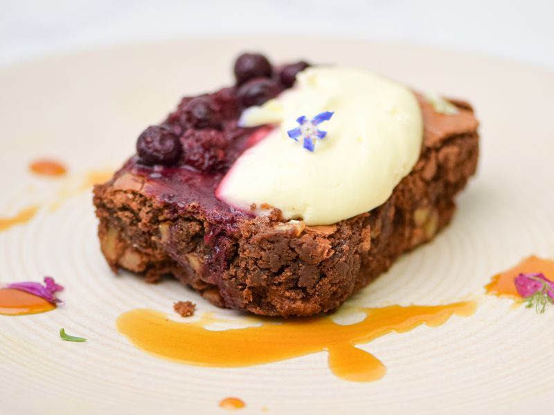 Brownie con crema y frutos rojos