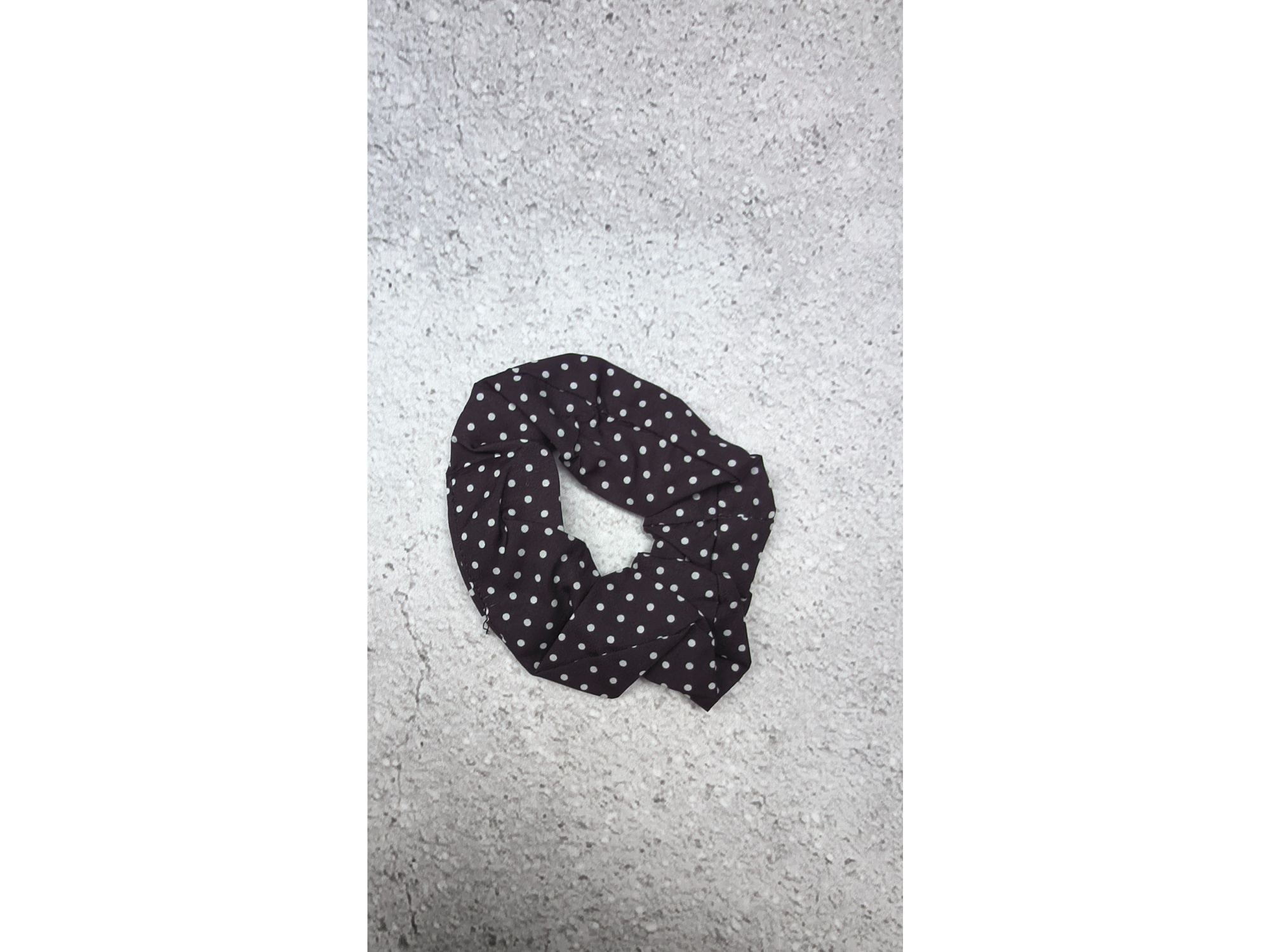 Scrunchie Negro a Lunares