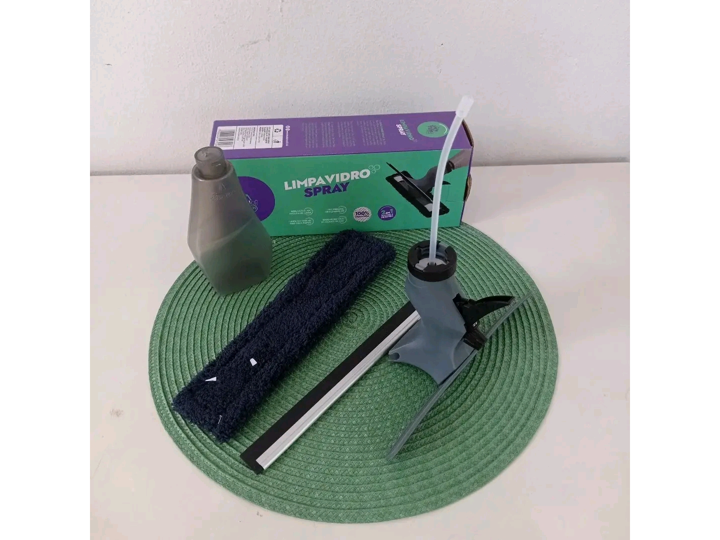 Limpiavidrio con Spray incorporado