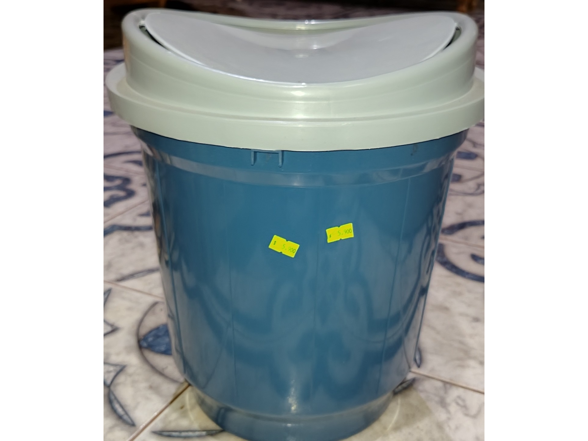Sesto de basura con tapa giratoria 20 L