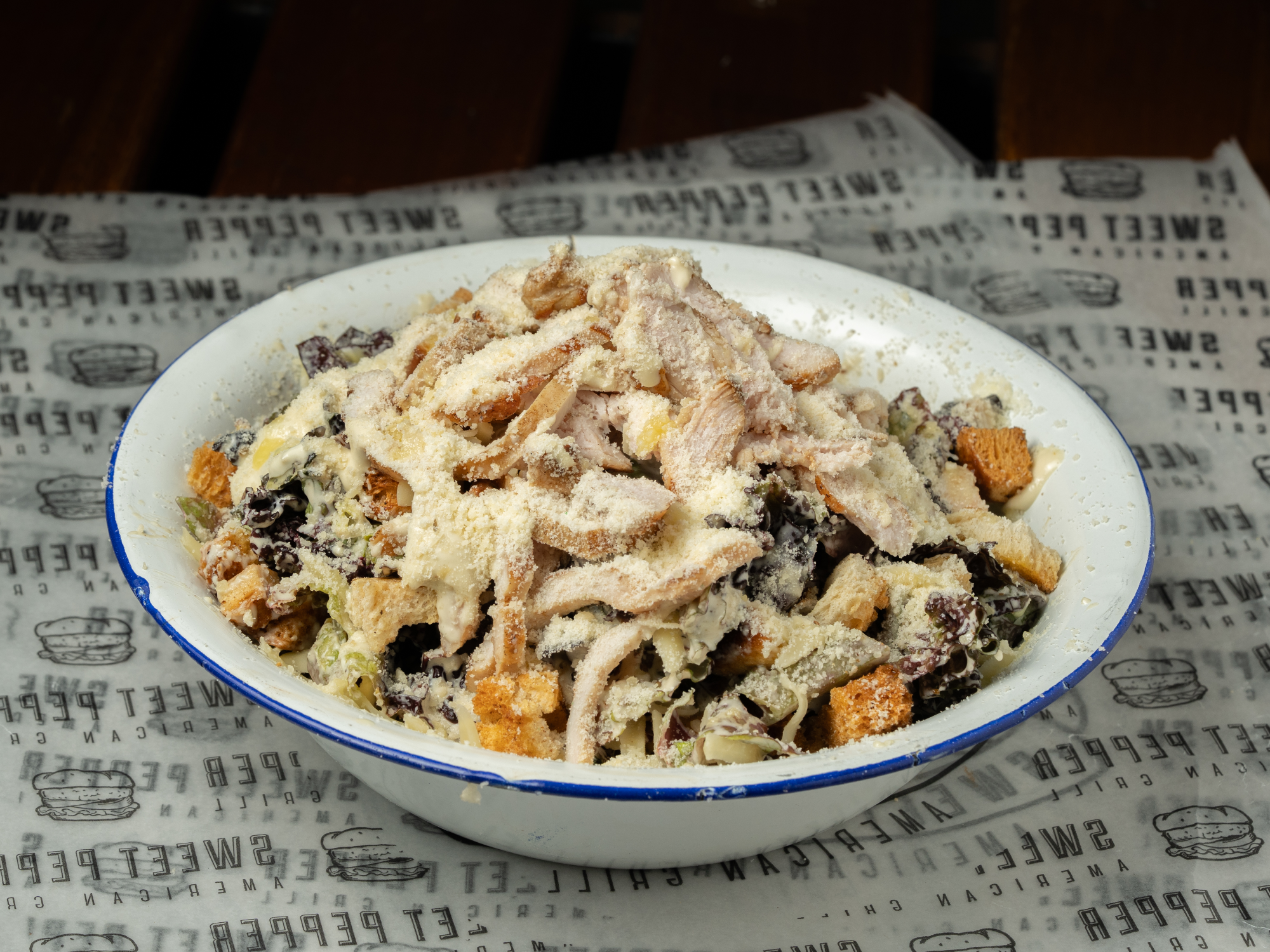 CAESAR CON GRILLED CHICKEN de HERMANOS PEPPER