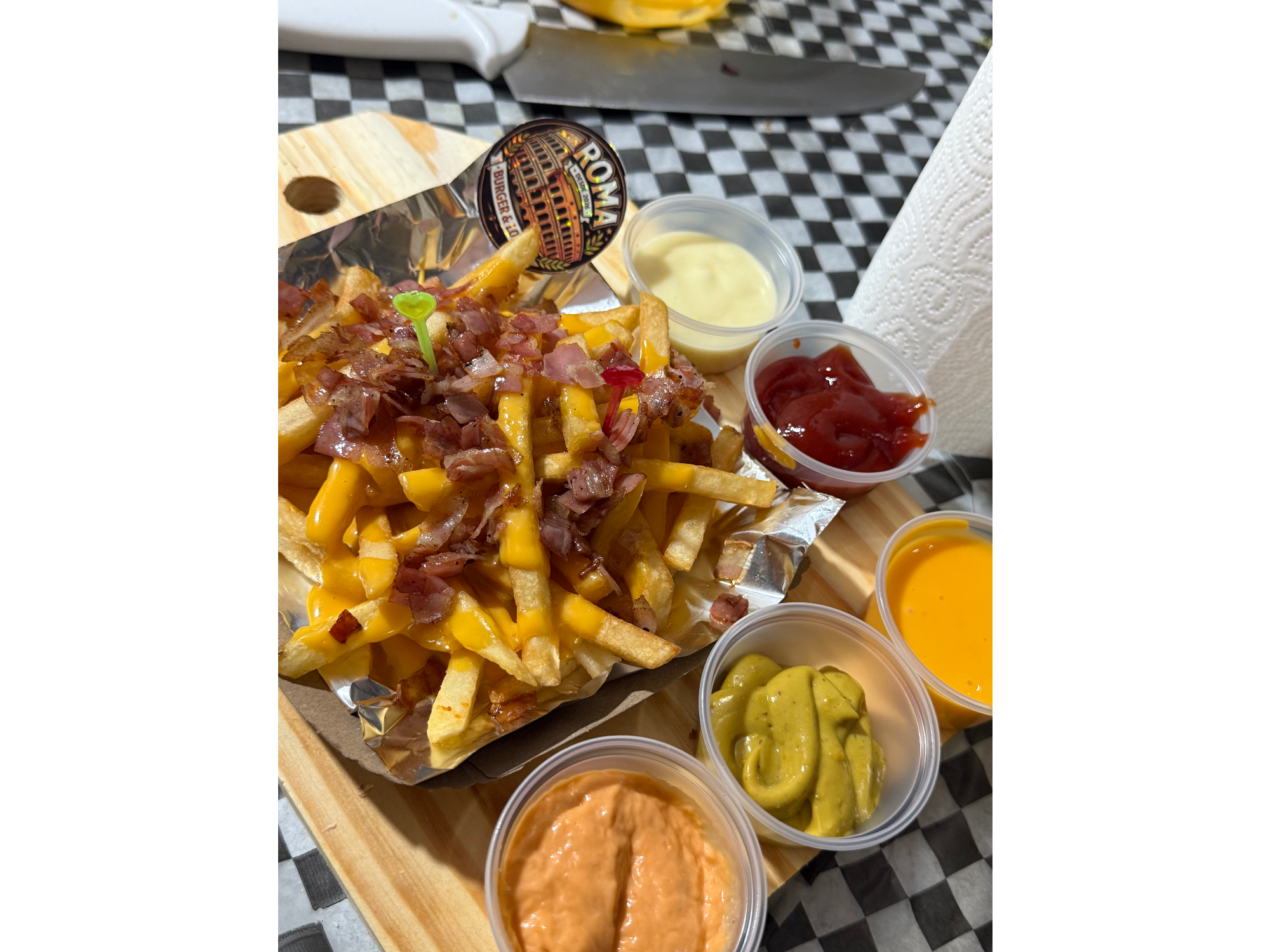 Papas fritas con cheddar y bacon