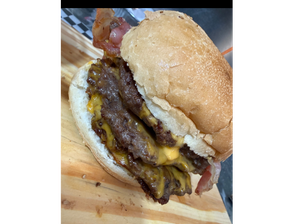 Hamburguesa triple de Roma Burger & Lomos