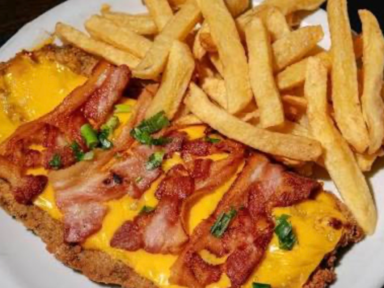 Milanesa americana con guarnición