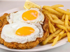 Milanesa a caballo con guarnición