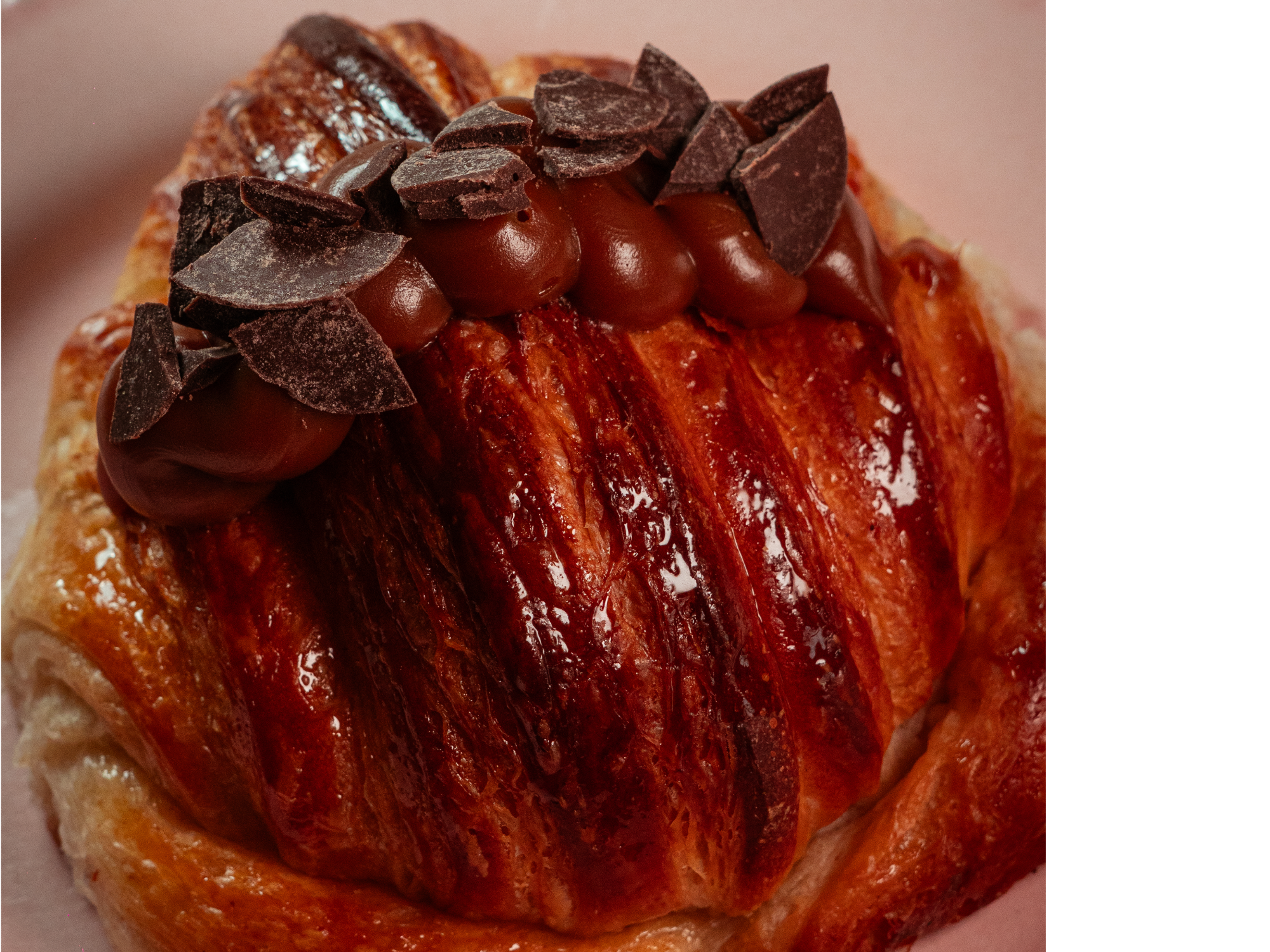 Medialuna con dulce de leche  y chips