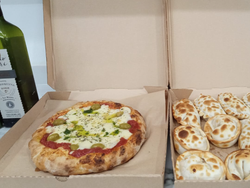UNA MUZZA MAS UNA DOCENA EMPANADAS