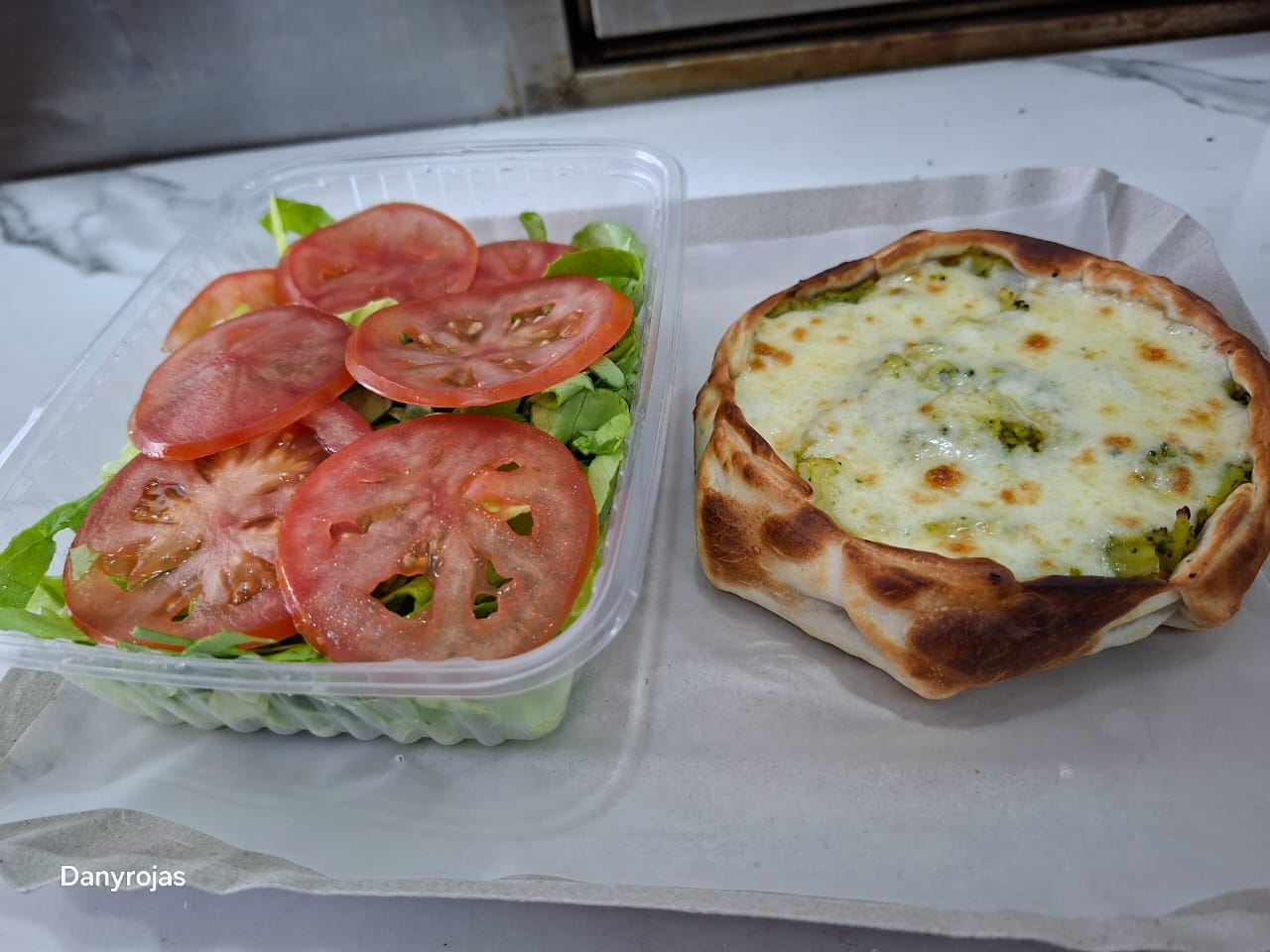 TARTELETA DE BROCOLI CON ENSALADA PARA UNA PERSONA