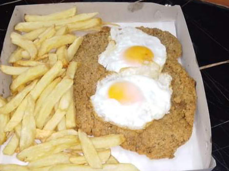 MILANESA DE CARNE DE TERNERA CON HUEVOS A CABALLO