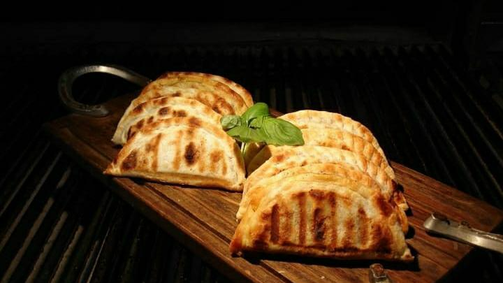 Empanadas Grandes A Las Brasas