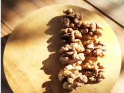 Nueces doradas mariposa orgánicas