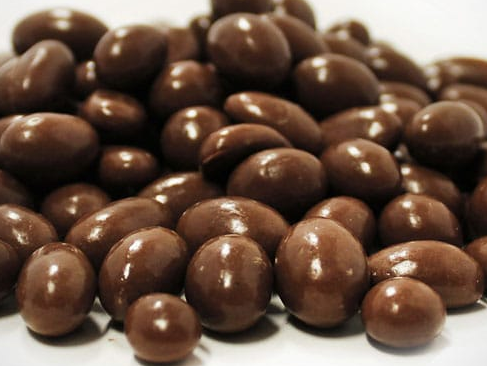 maní bañado en chocolate amargo