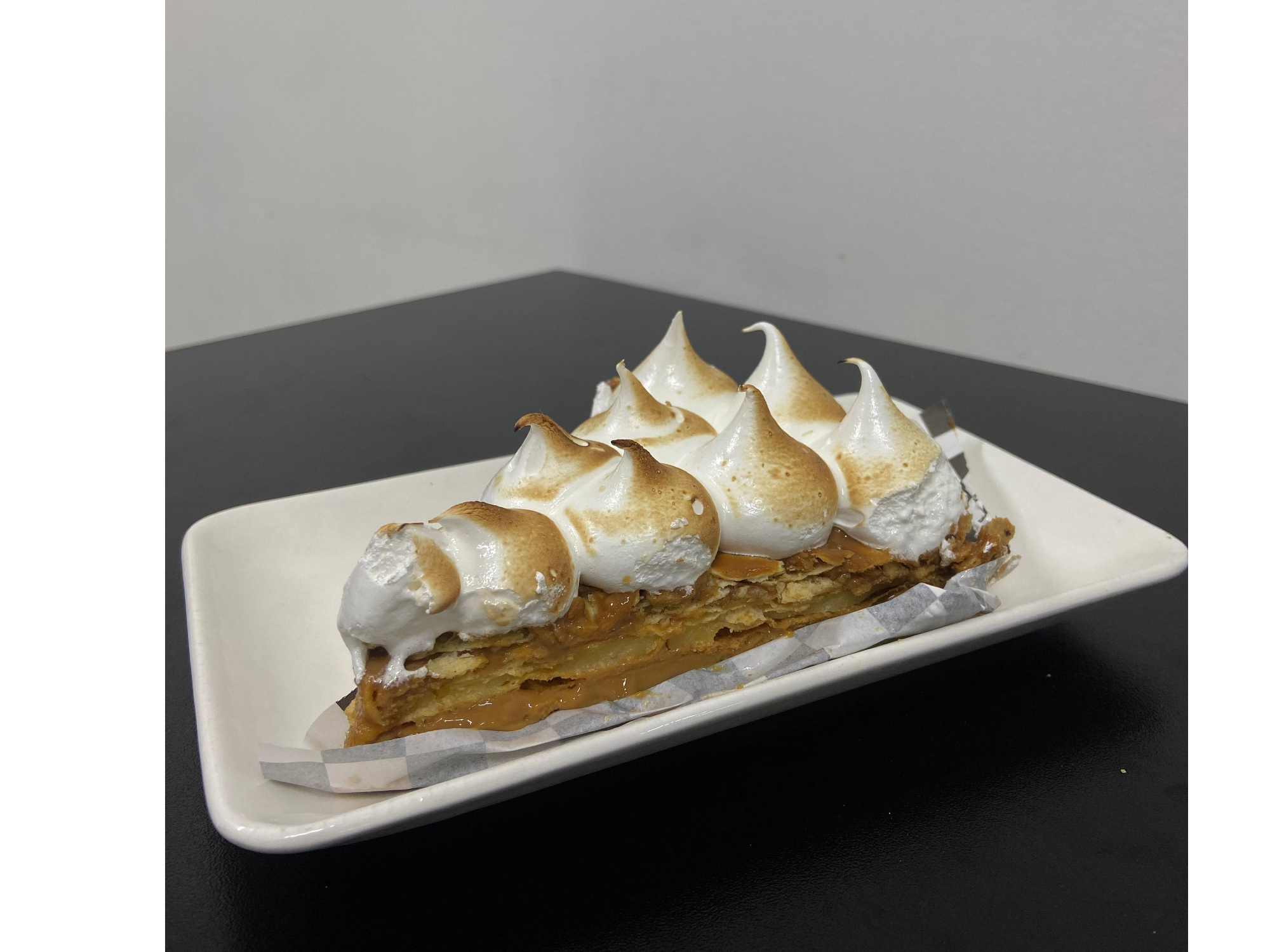 Trozo de torta de mil hojas de manjar y merengue