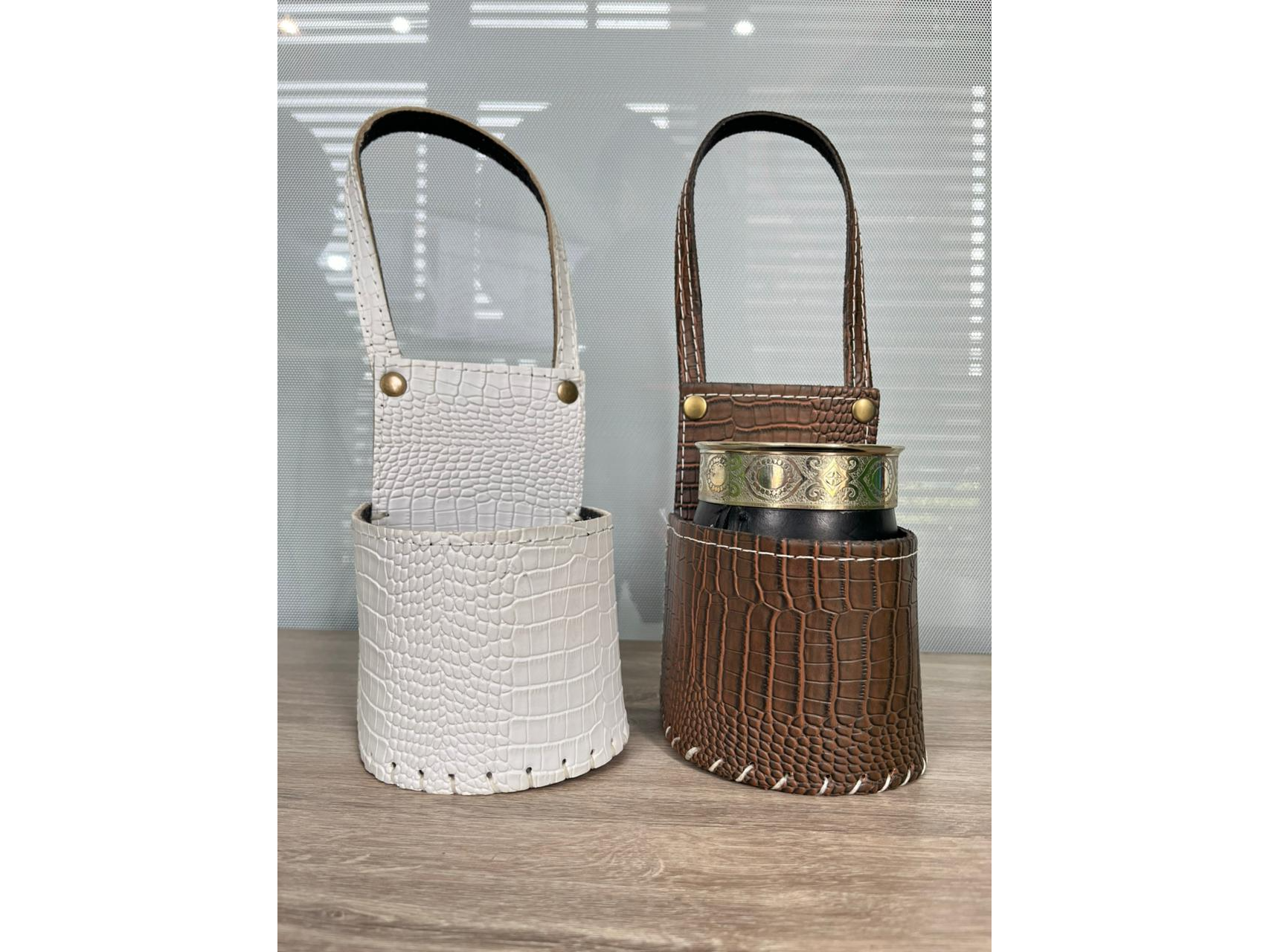 PORTA MATE CUERO ECOLOGICO CROCO (BLANCAS, NEGRAS Y MARRONES)