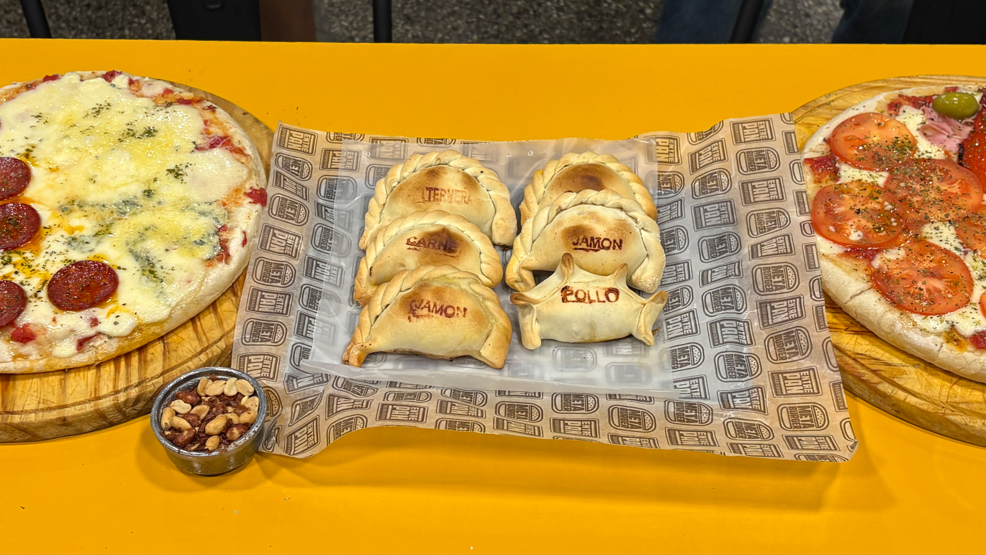 PIZZAS Y  EMPANADAS