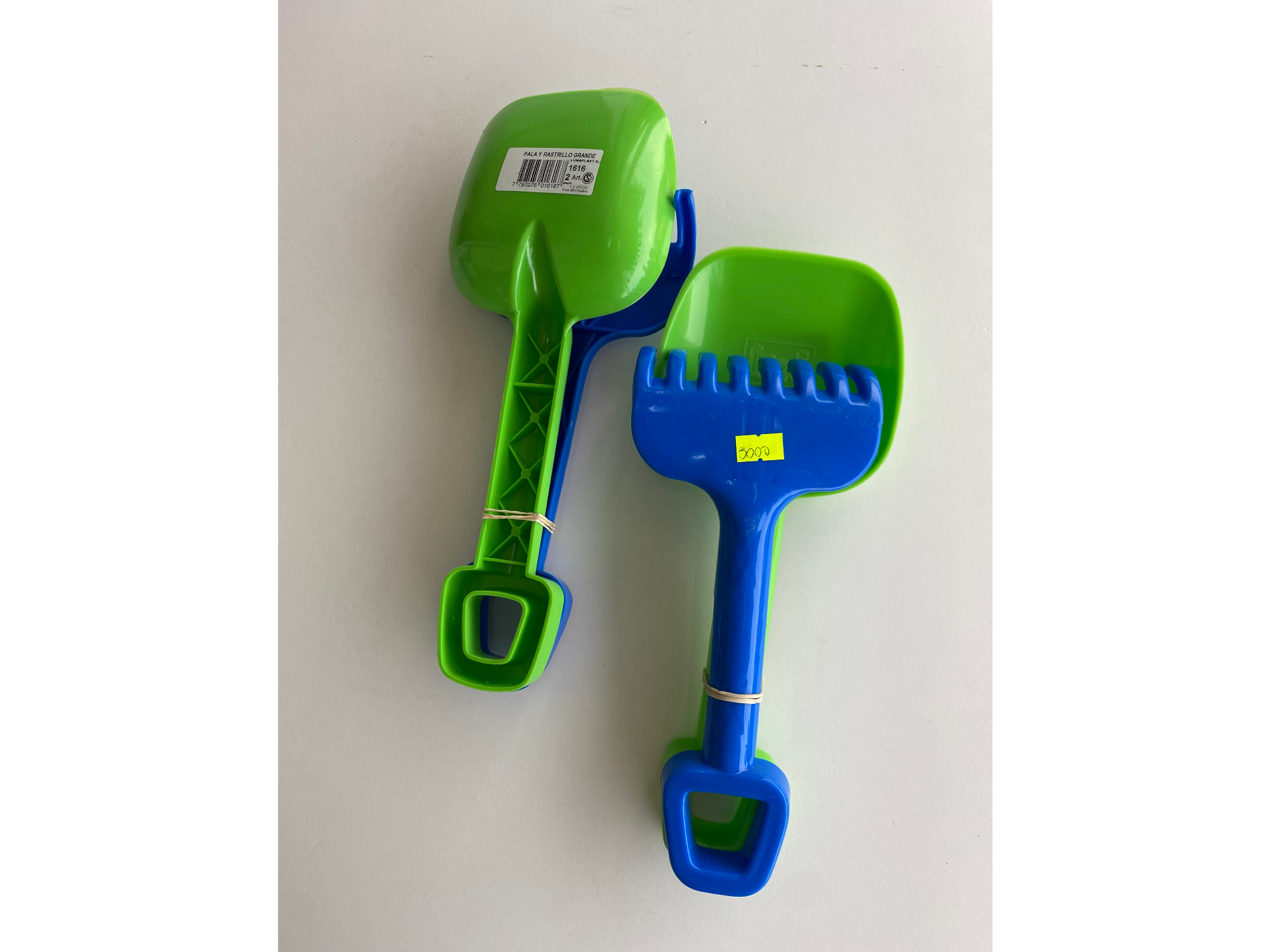 Rastrillo y pala de playa