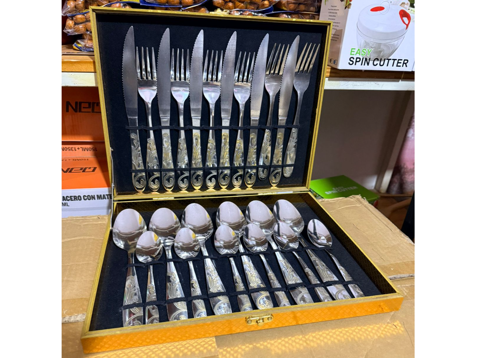 Set de cubiertos en maletín dorado