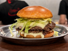 Fresh white burger doble con papas