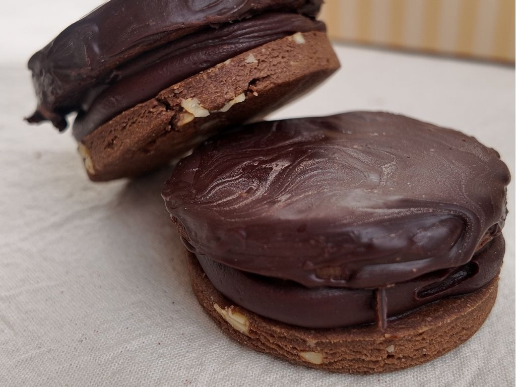 Sablé de Chocolate Especiado y Almendra relleno de ganache y caramelo