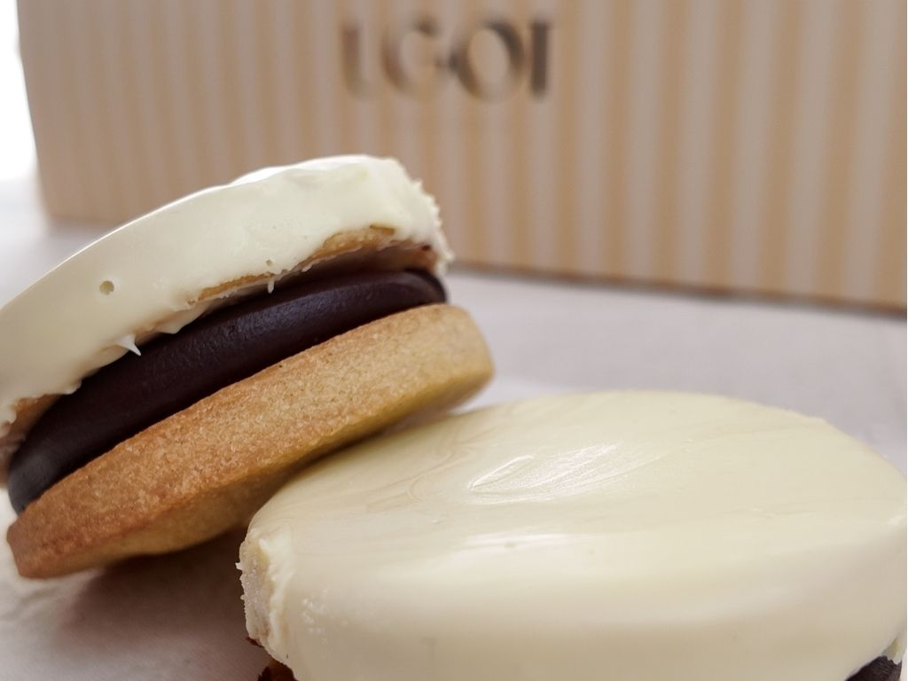 Alfajor de frambuesas con ganache de chocolate