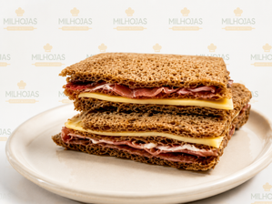 MIGA PAN NEGRO JAMON CRUDO Y QUESO de Mil Hojas Bakery - COLINAS