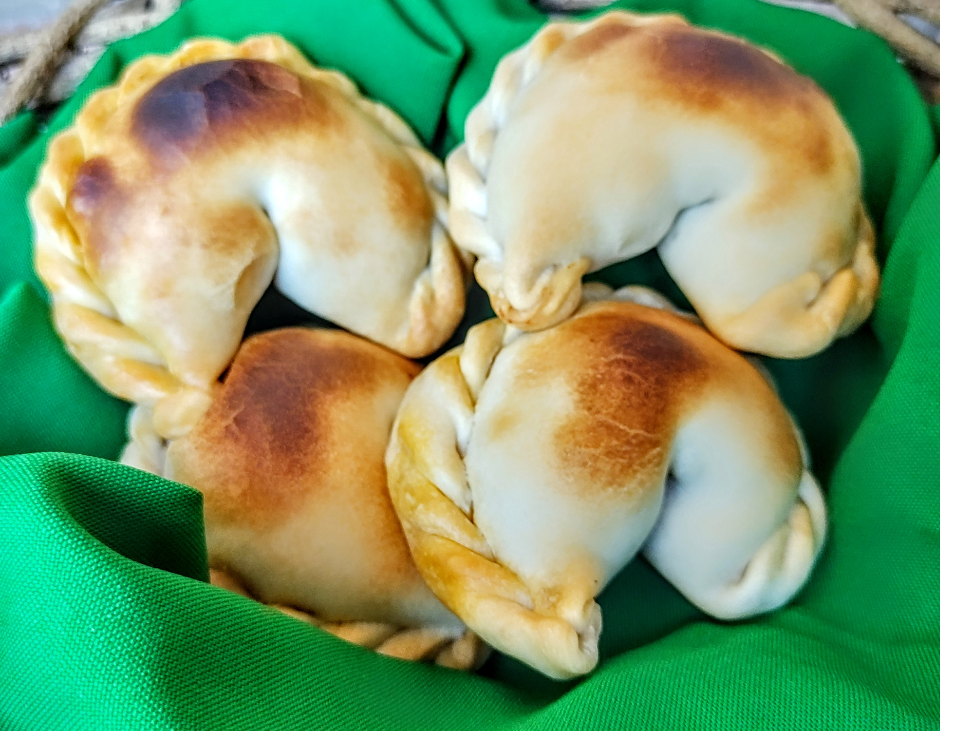 EMPANADA CRIOLLA de urqu tierra y raíces