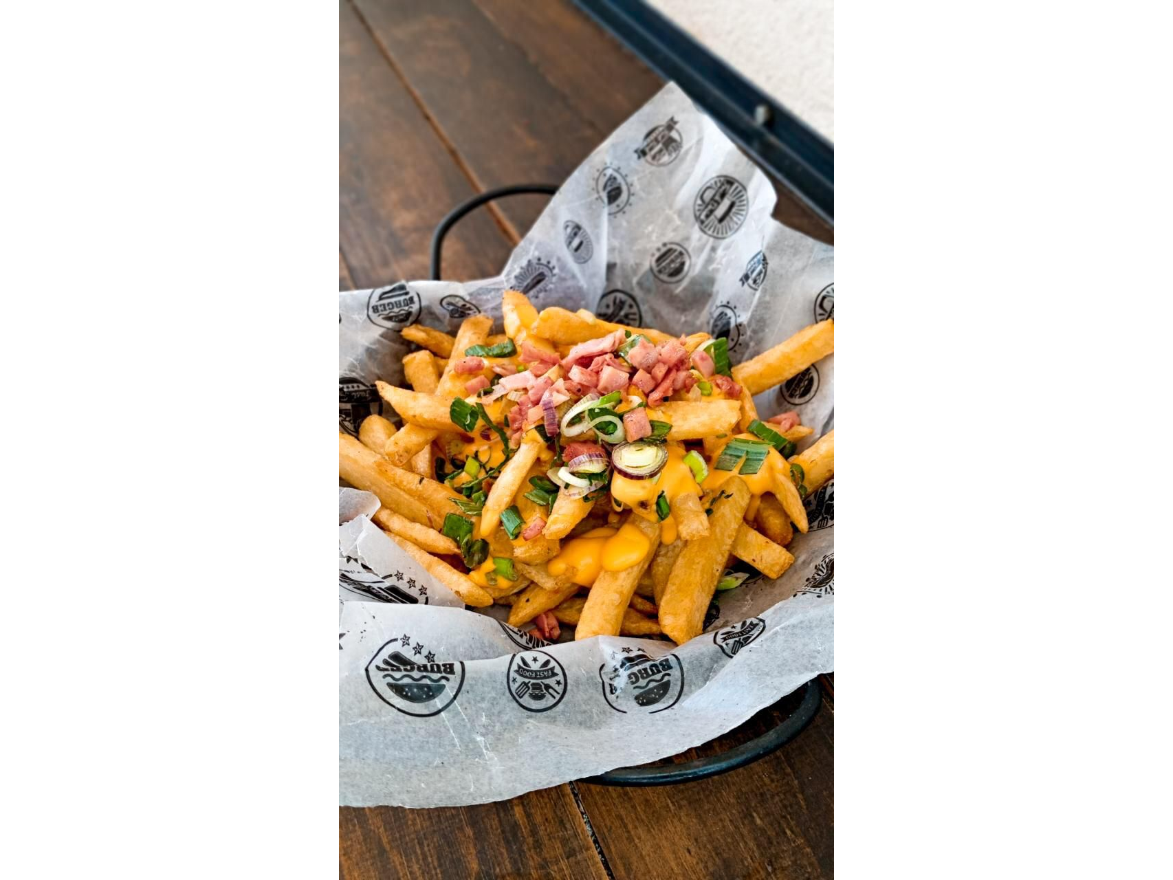 Papas fritas con cheddar, verdeo y panceta para 1 persona