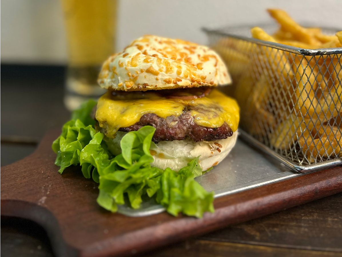 Hamburguesa cheddar y bacon + Chocotorta