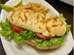 Sandwich de mila con lechuga y tomate