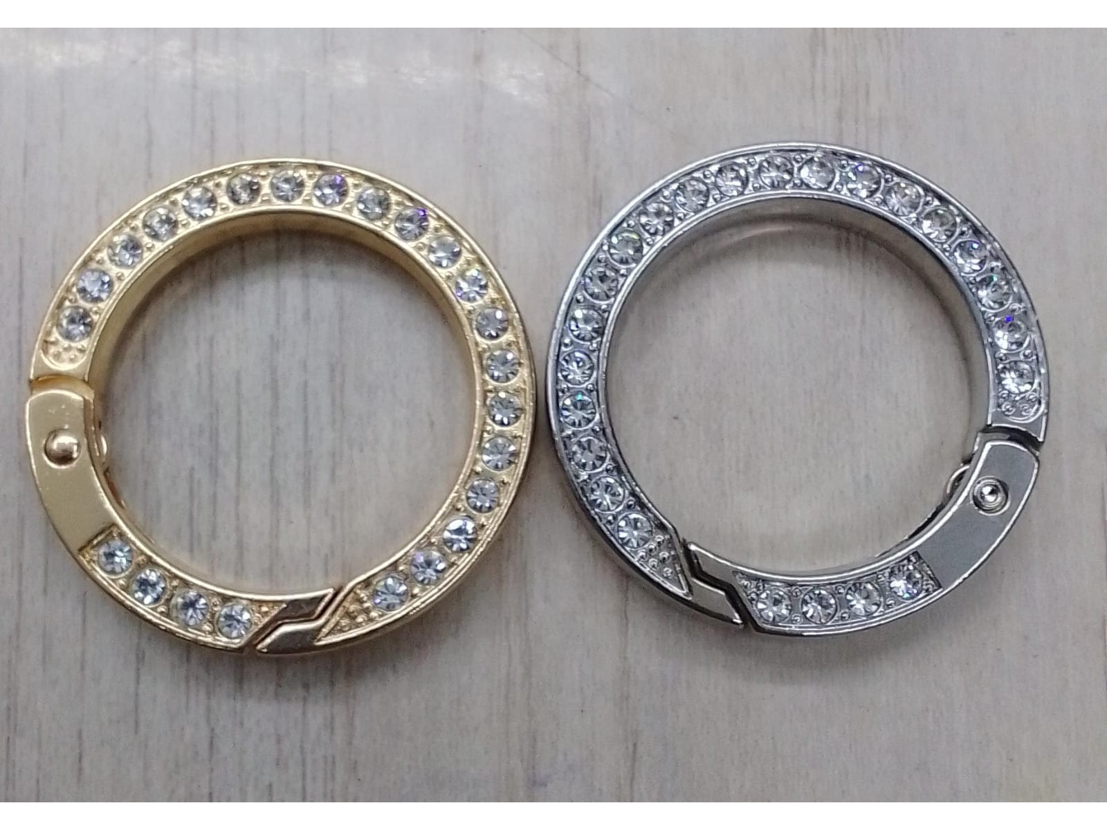 Argolla con abertura y brillos 2.5cm