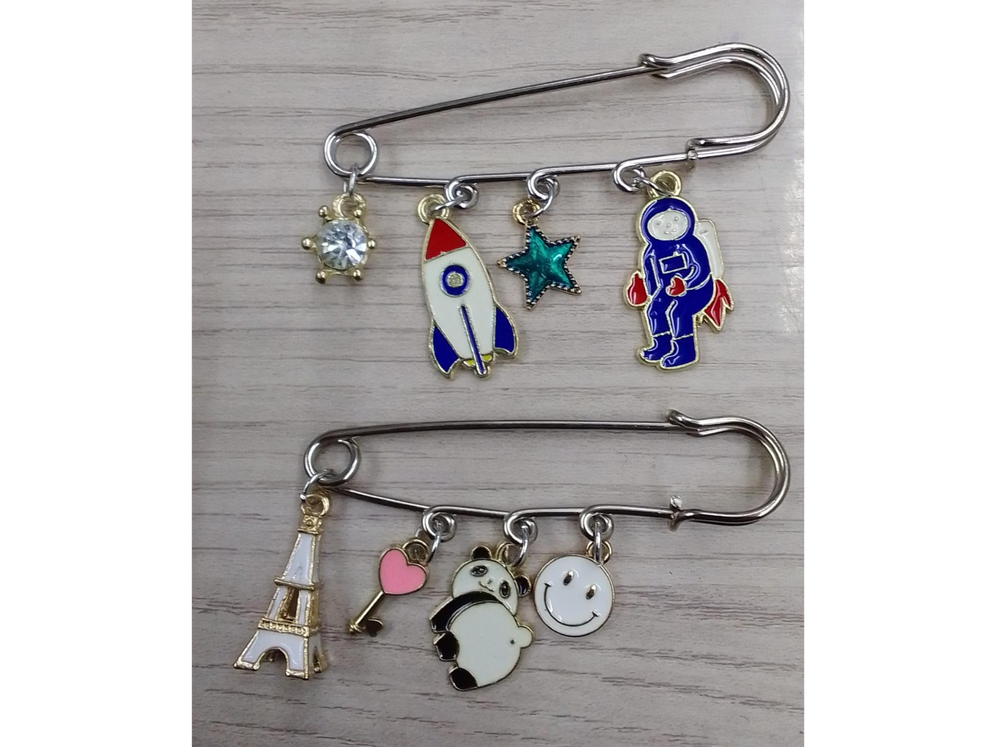 gancho broche con dijes